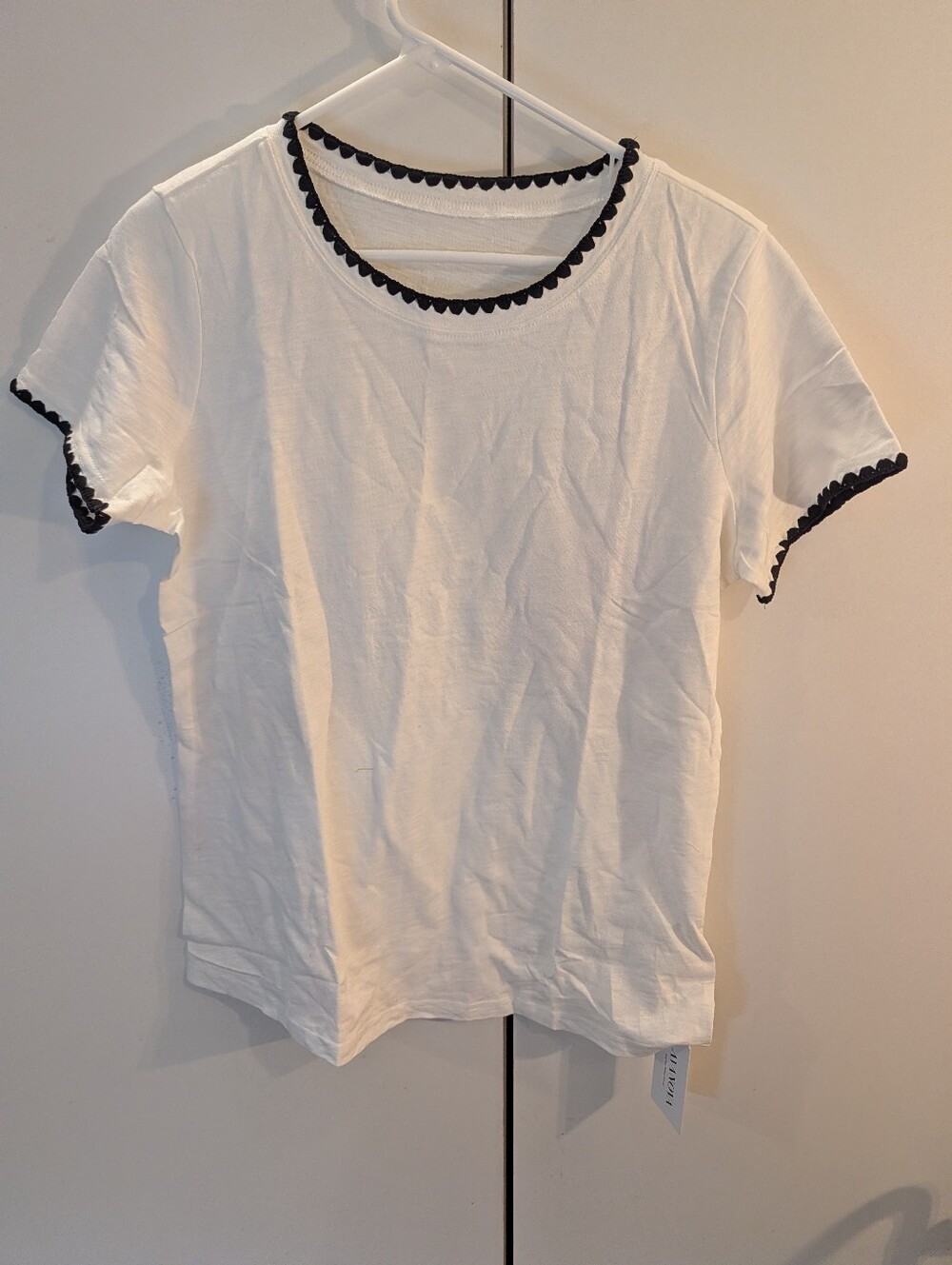 Avanova Classic White Women's Small Tee with Black Trim NWT